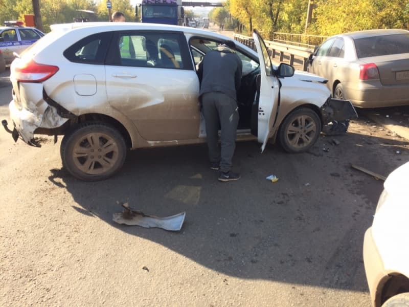 Серьезная авария на Луганской: машина выехала на встречку 