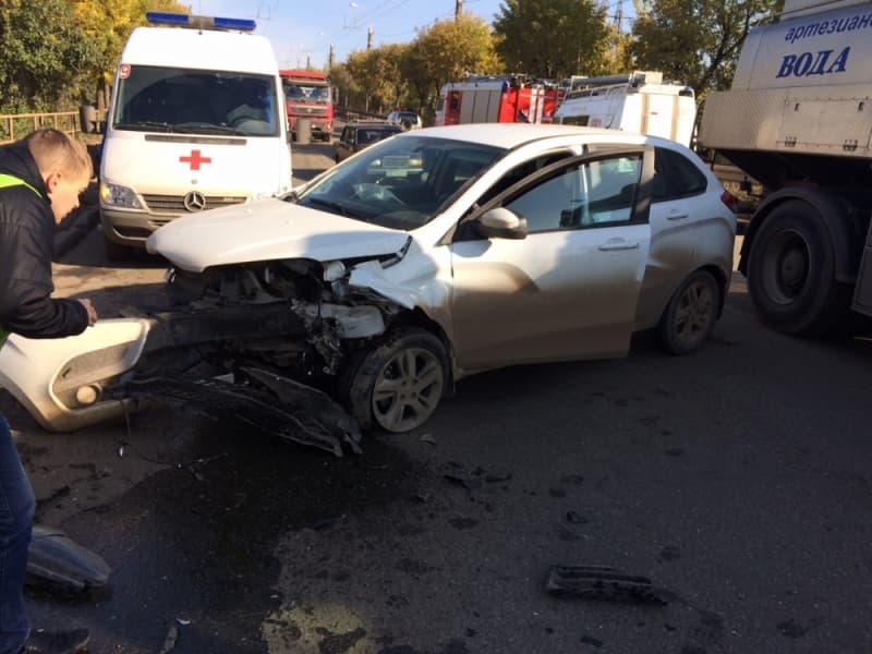 Серьезная авария на Луганской: машина выехала на встречку 