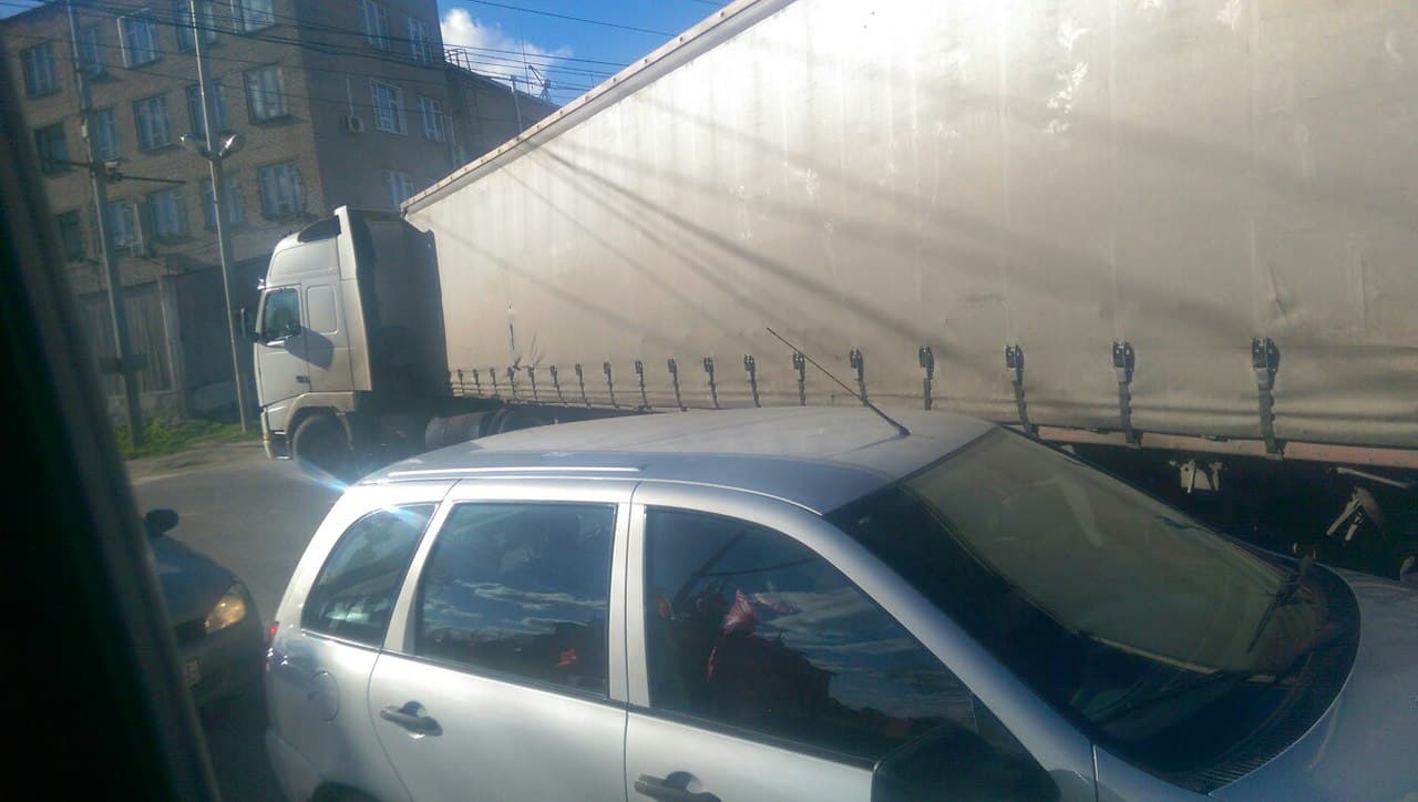 Луганскую перекрыла фура. Ищем объезд