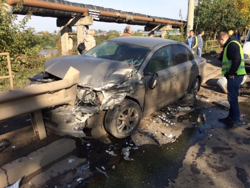 Серьезная авария на Луганской: машина выехала на встречку 