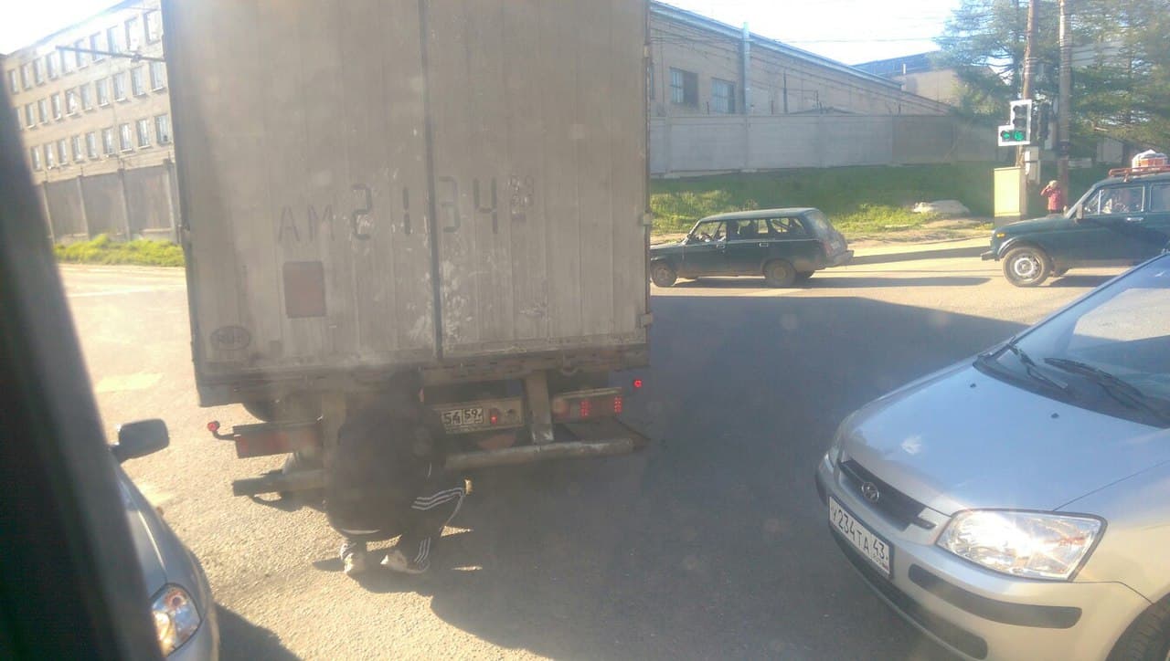 Луганскую перекрыла фура. Ищем объезд