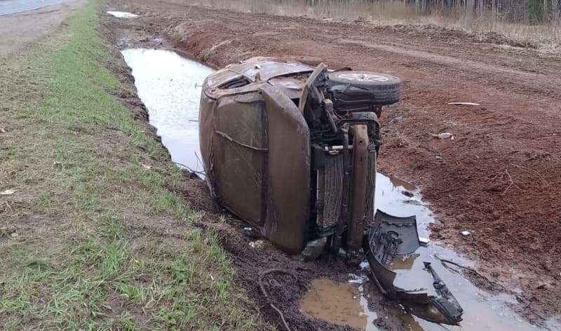 ДТП с опрокинувшейся иномаркой в Куменском районе: водителю помешала другая машина