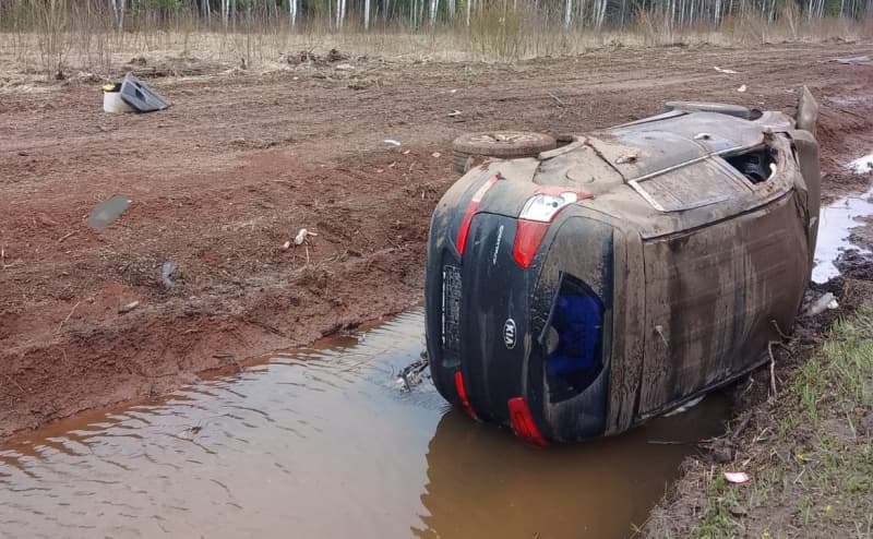 ДТП с опрокинувшейся иномаркой в Куменском районе: водителю помешала другая машина