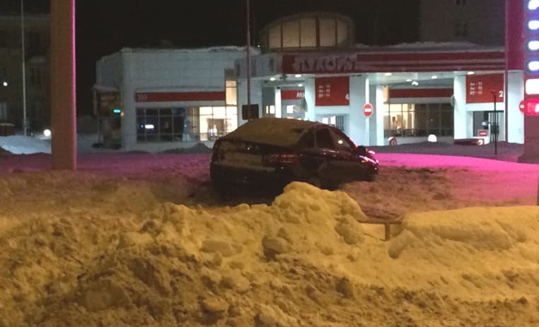 Пробил ограждение и сбежал - авария на Октябрьском проспкте