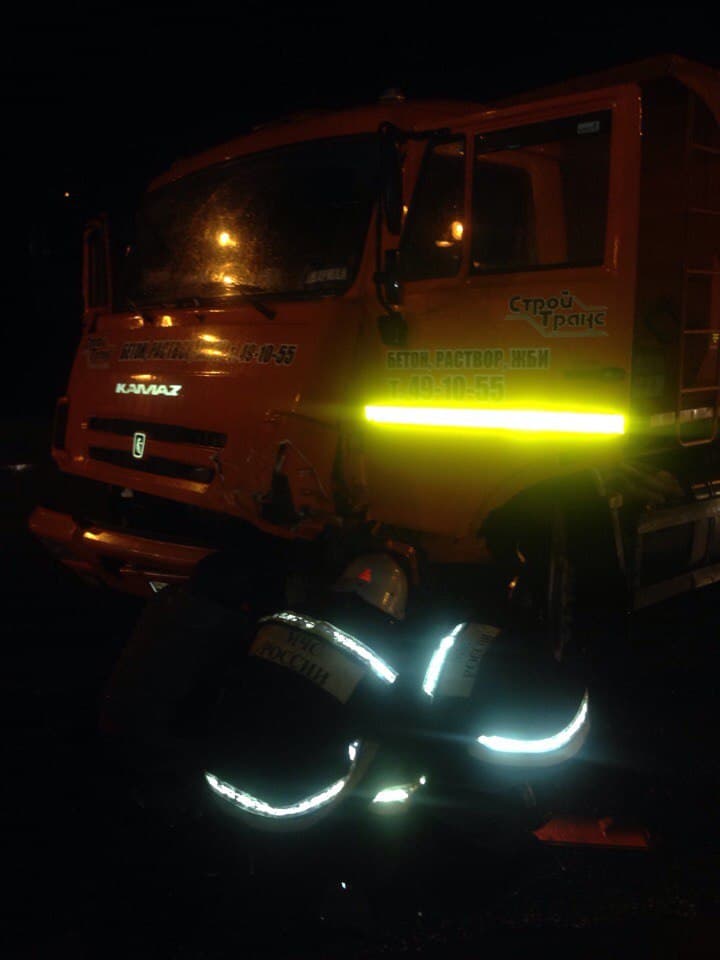 На Луганской ВАЗ заскочил под «Камаз»