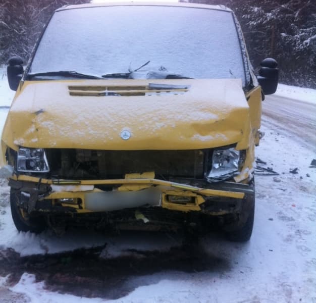 В Оричесвском районе ВАЗ вынесло на «встречку» под микроавтобус