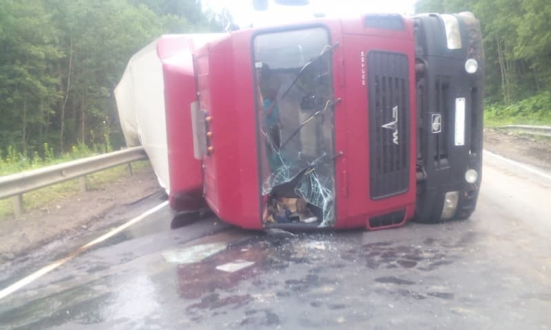 Груженый МАЗ перевернулся на трассе Советск - Киров