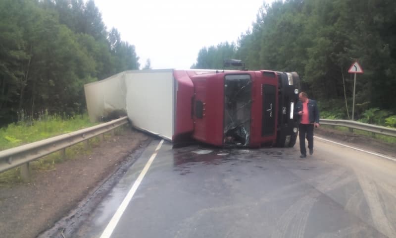 Груженый МАЗ перевернулся на трассе Советск - Киров