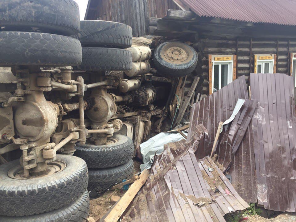 На Спасской у лесовоза отказали тормоза: 1 человек погиб, 2 пострадали