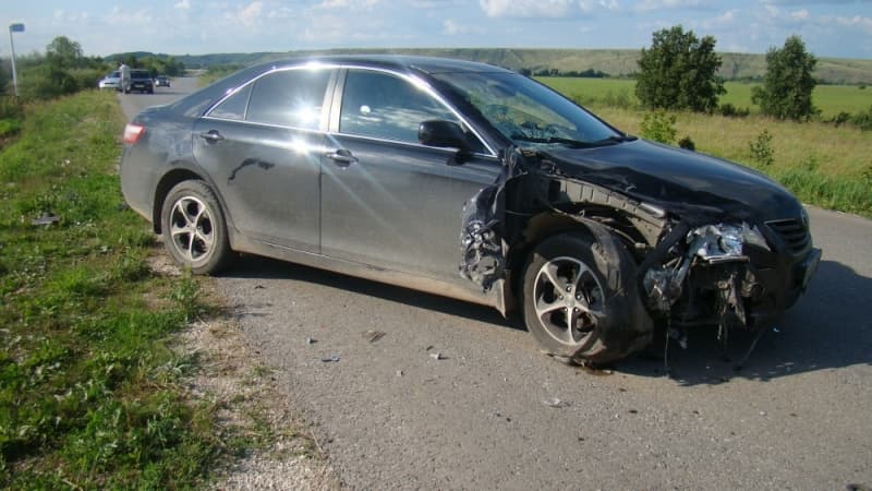 Водитель мопеда выехал лоб в лоб Toyota Camry