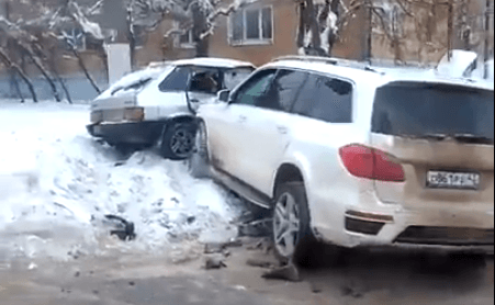 На Ломоносова Mercedes затолкал ВАЗ на сугроб