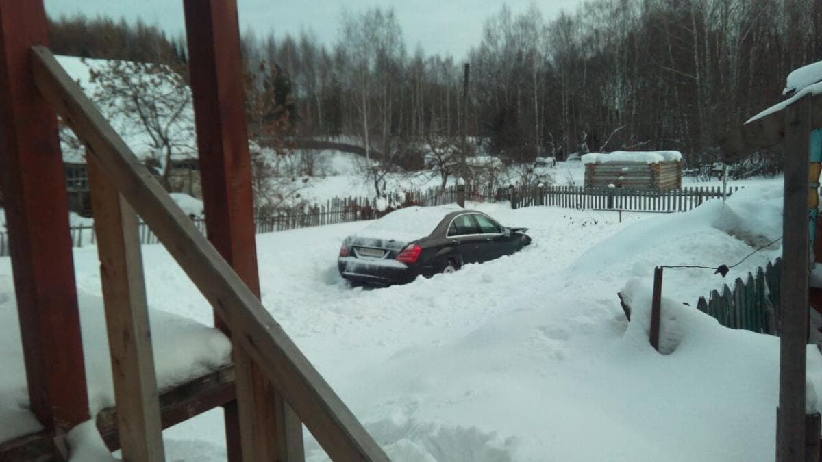 Съехал в кювет в чужой огород - авария у Дендрария