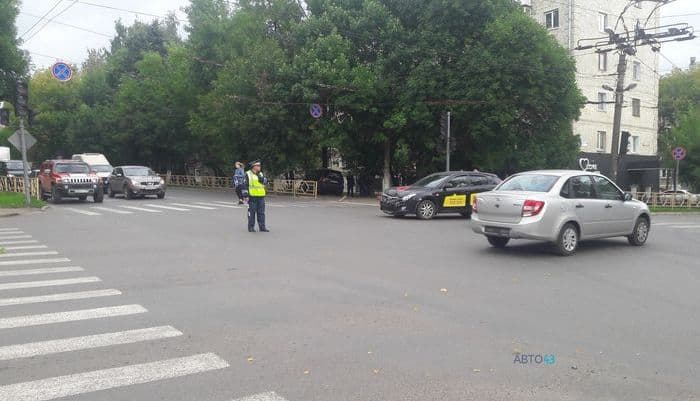 ДТП в центре города: от удара внедорожник улетел за тротуар и снес ограждение
