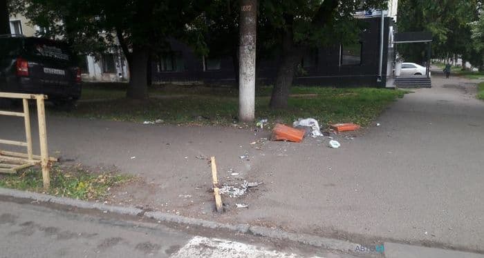 ДТП в центре города: от удара внедорожник улетел за тротуар и снес ограждение