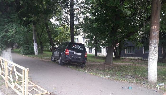 ДТП в центре города: от удара внедорожник улетел за тротуар и снес ограждение