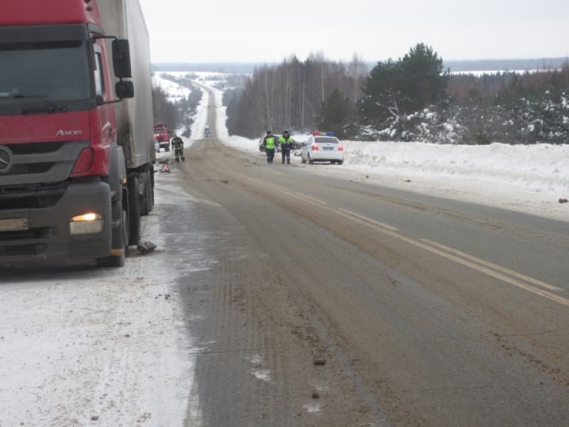 С обочины под фуру - авария в Орловском районе