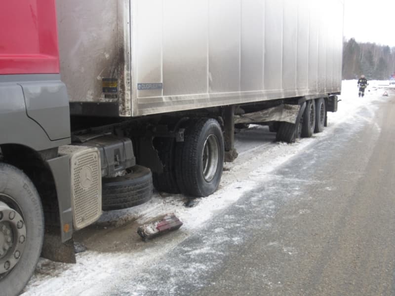 С обочины под фуру - авария в Орловском районе