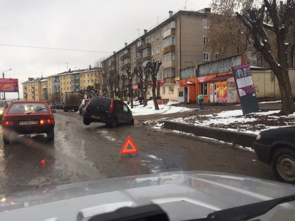 В Кирове еще одна машина провалилась под асфальт