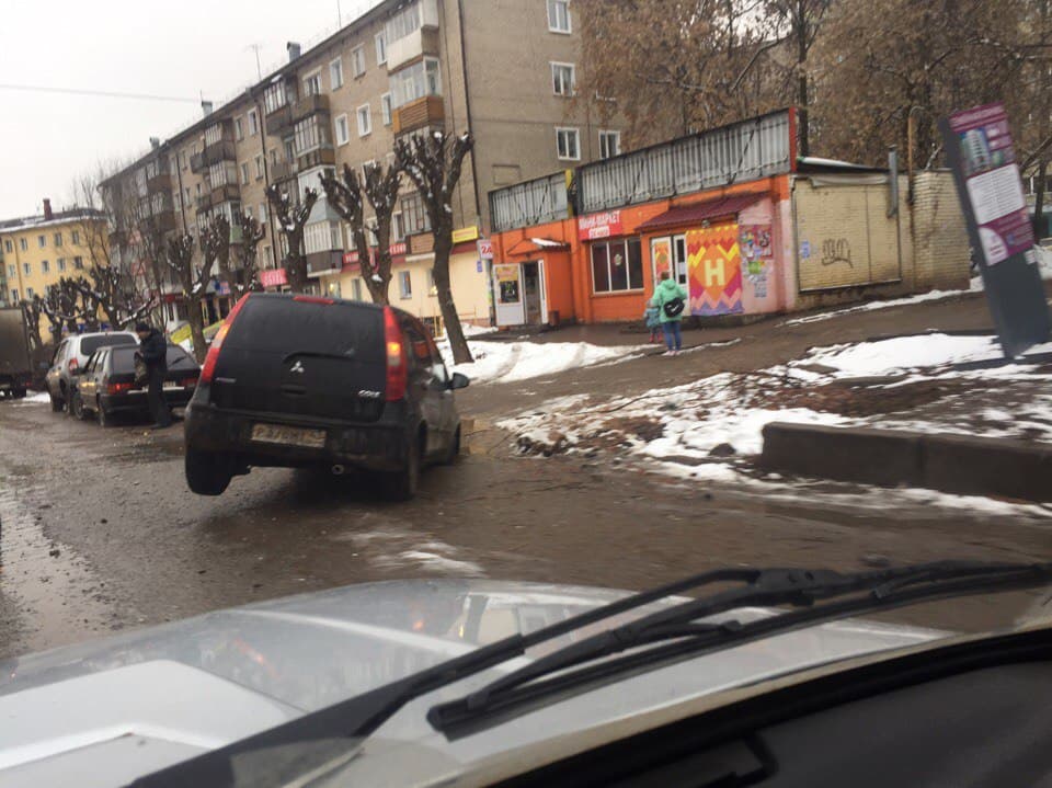 В Кирове еще одна машина провалилась под асфальт