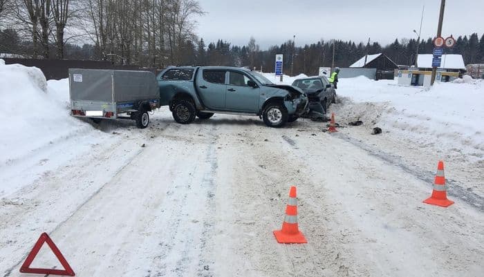 В Слободском районе женщина на Audi влетела в пикап: её госпитализировали