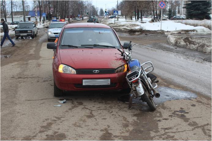 Пьяный водитель мопеда врезался в Lada Kalina