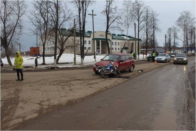 Пьяный водитель мопеда врезался в Lada Kalina
