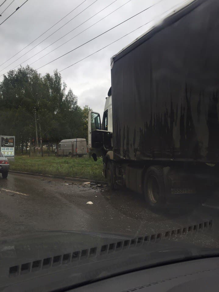 На Московской большегруз протаранил автобус