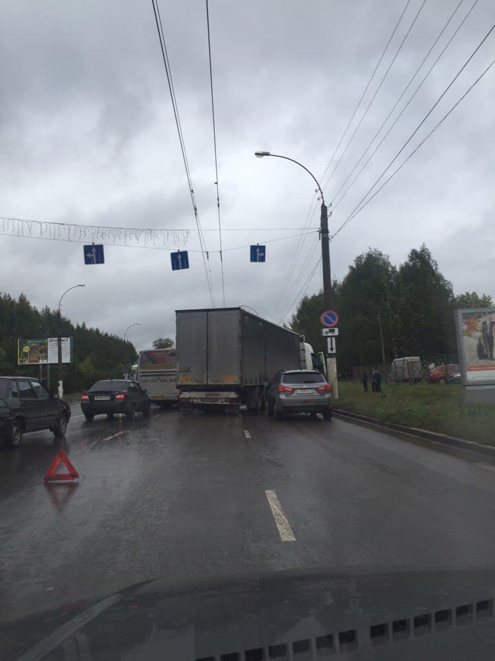 На Московской большегруз протаранил автобус