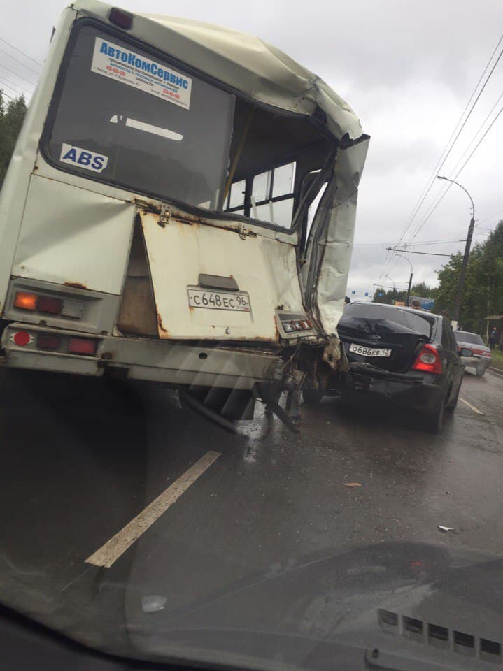 На Московской большегруз протаранил автобус
