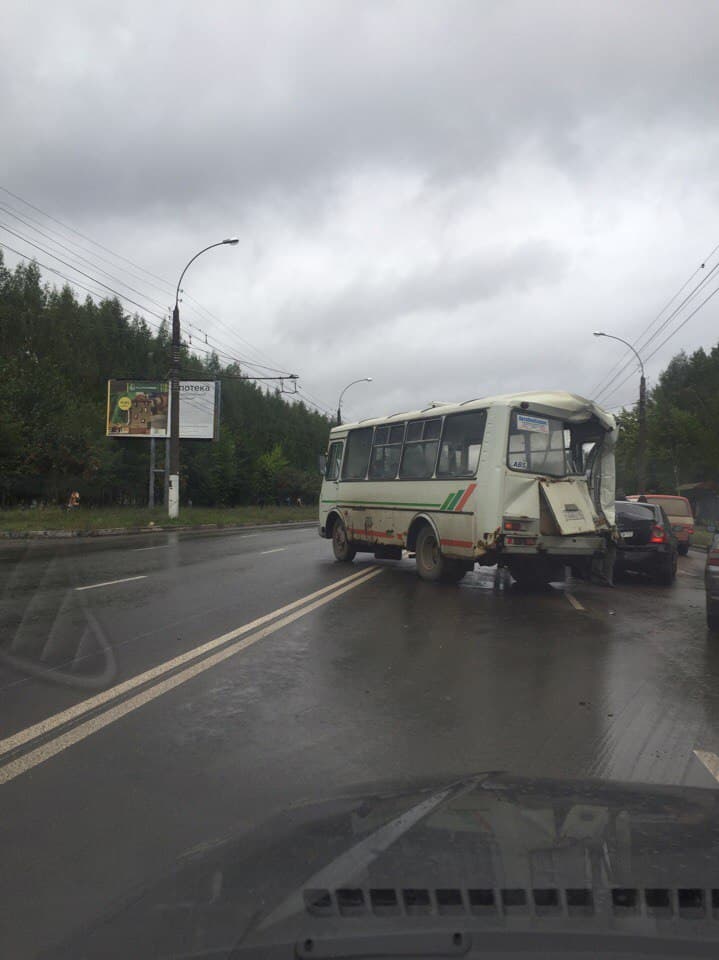 На Московской большегруз протаранил автобус