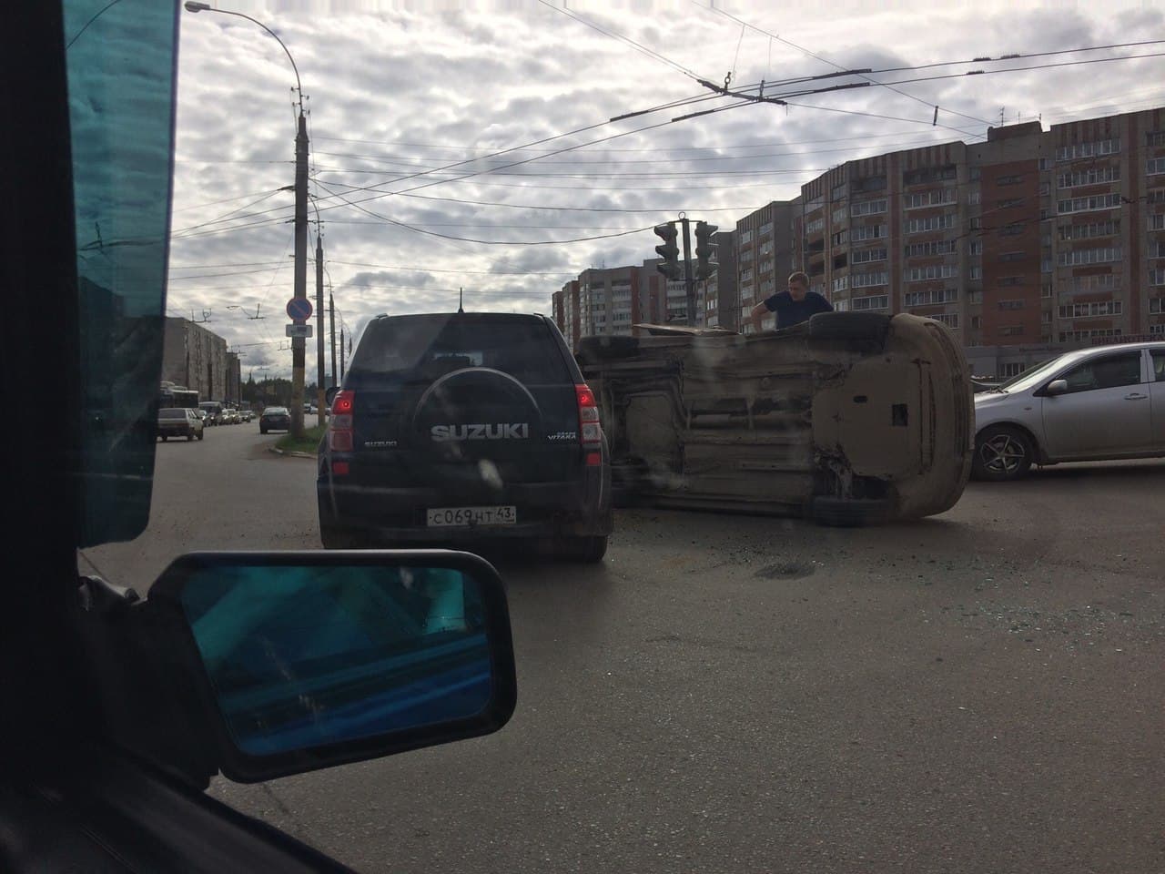 На проспекте Строителей перевернулся Volkswagen