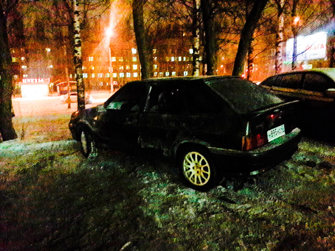 На Малой Московской загорелся припаркованный автомобиль