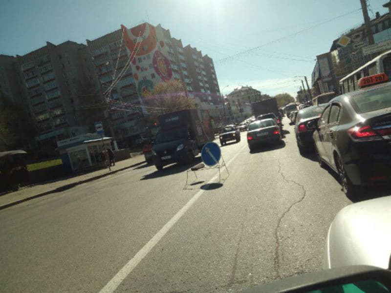 Час на выезд из города: улица Ленина и старый мост встали в пробку