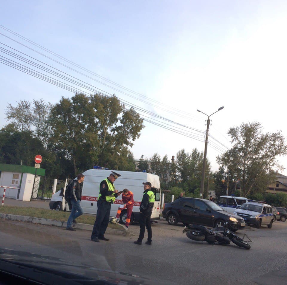 В Кирове байкер сбил женщину, перебегавшую дорогу. Видео