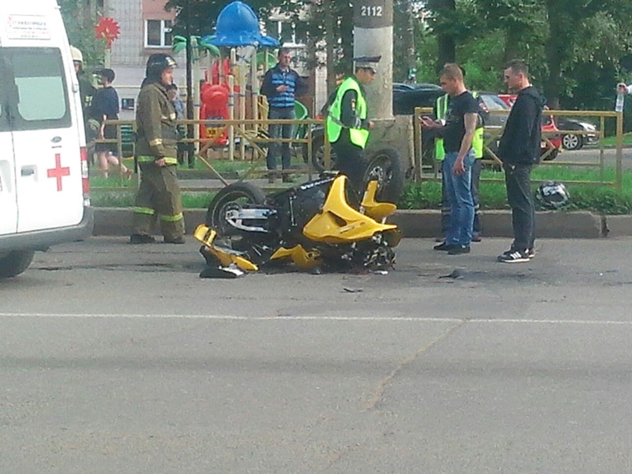 Мотоциклист перелетел через капот машины на Воровского