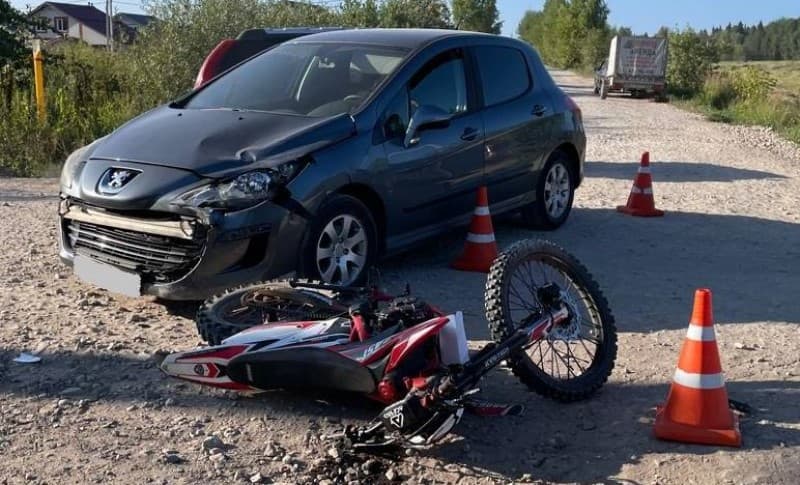 Два подростка на мотоцикле врезались в иномарку в Кирове