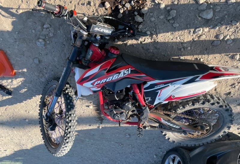 Два подростка на мотоцикле врезались в иномарку в Кирове