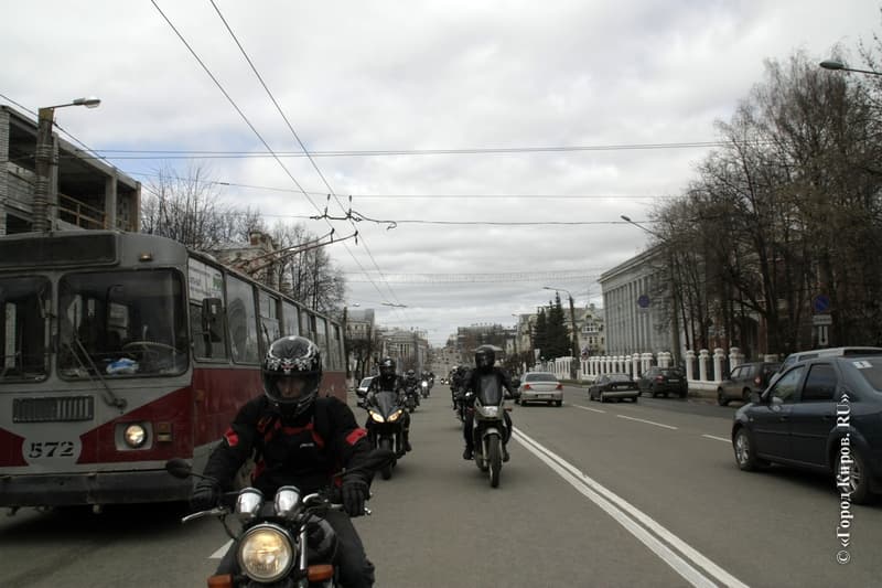 Мотоциклистам дают привелегии на дороге