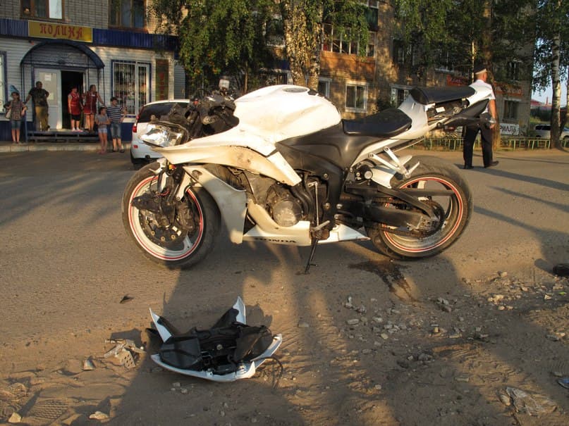 Мотоциклист насмерть сбил 10-летнюю девочку на пешеходном переходе