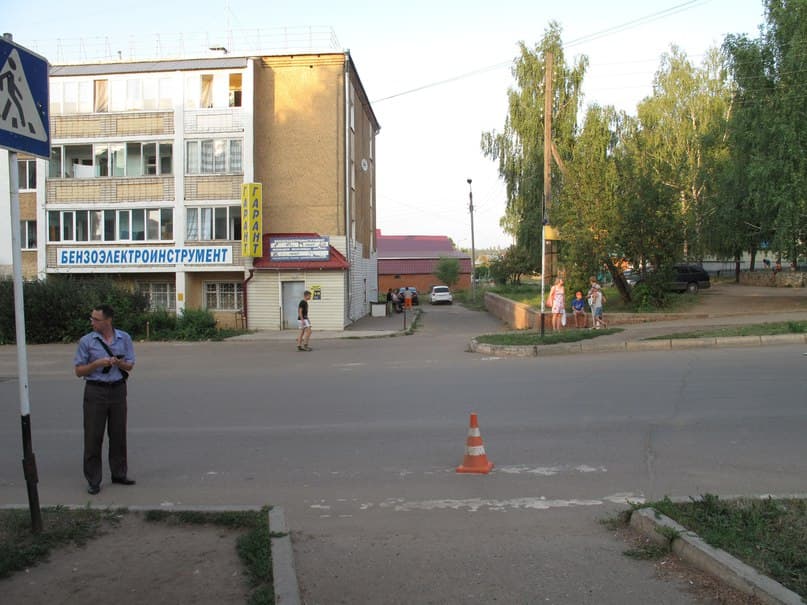 Мотоциклист насмерть сбил 10-летнюю девочку на пешеходном переходе