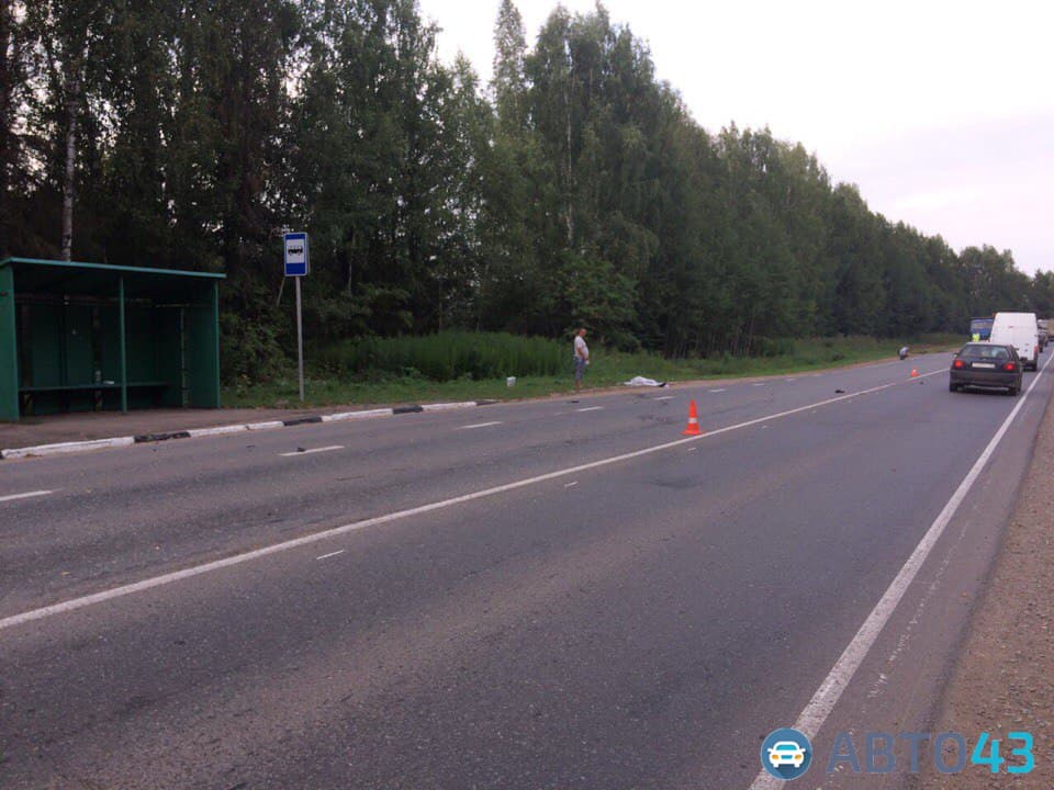 На трассе Киров - Слободской мотоциклист насмерть сбил пешехода