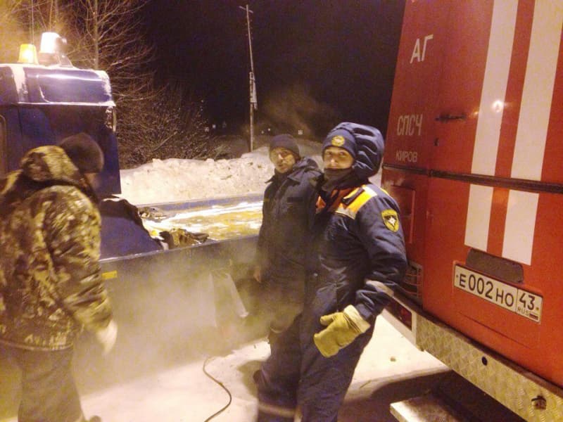 Обогрели и чаем напоили. Спасатели помогли семье со сломавшейся машиной