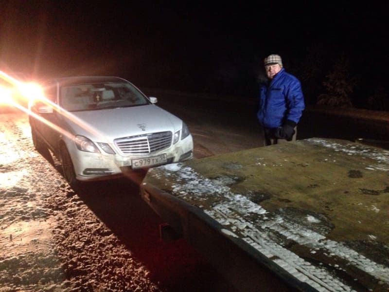 Обогрели и чаем напоили. Спасатели помогли семье со сломавшейся машиной
