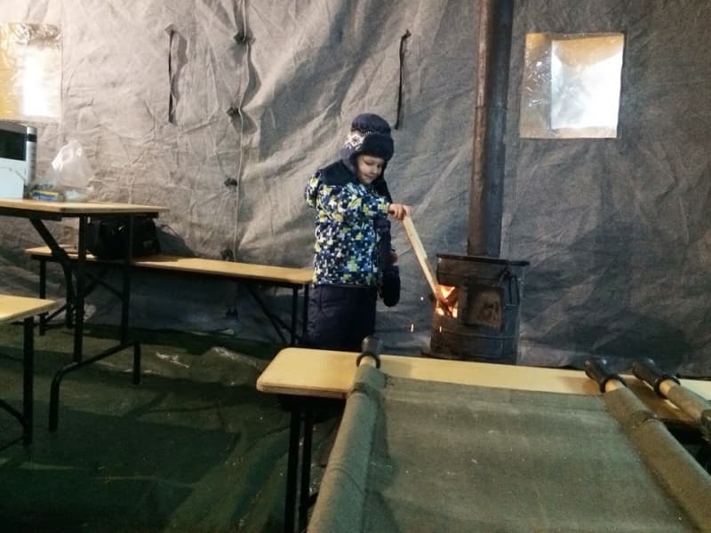 Обогрели и чаем напоили. Спасатели помогли семье со сломавшейся машиной