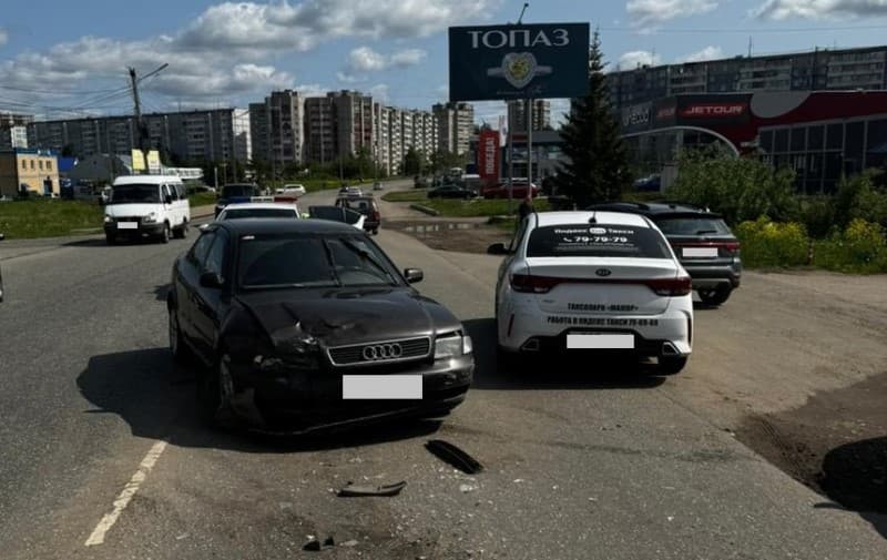 В Кирове на улице Московской столкнулись две иномарки: есть пострадавшая