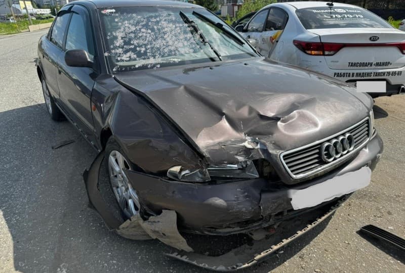 В Кирове на улице Московской столкнулись две иномарки: есть пострадавшая