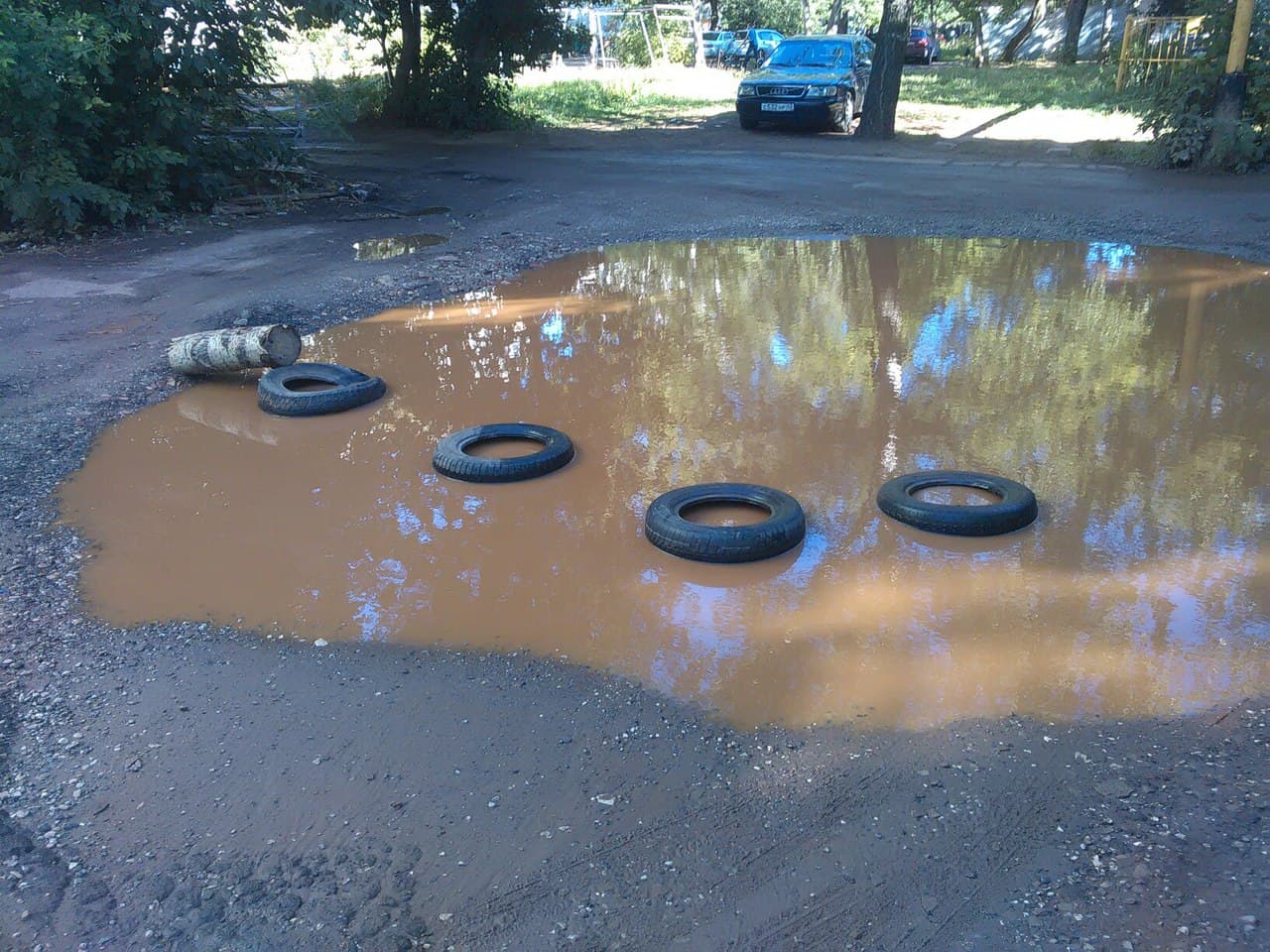 Улицу Некрасова в объезд по дворам. Жильцы домов строят баррикады