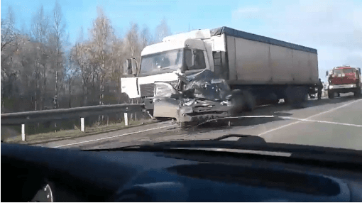 «Ниву-Шевроле» едва не раздавило меж двух грузовиков