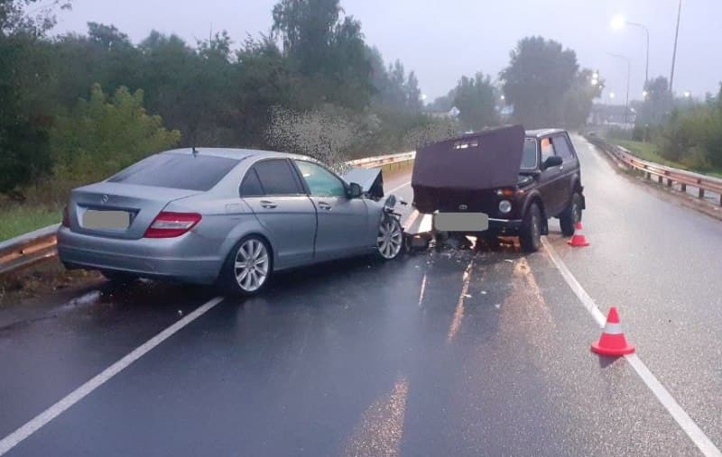 Водитель Mercedes врезался в ограждение и столкнулся с "Нивой" на трассе "Вятка"
