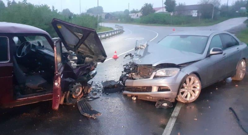 Водитель Mercedes врезался в ограждение и столкнулся с "Нивой" на трассе "Вятка"